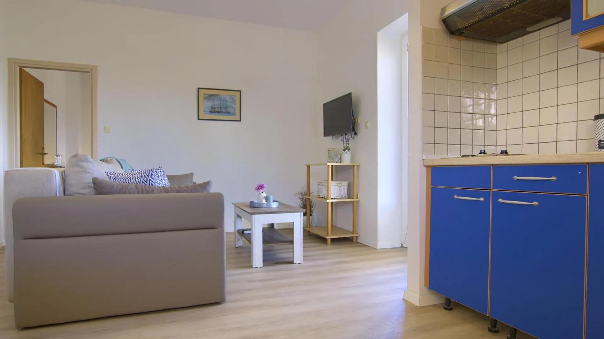 Sunshine Place By The Beach Lukoran Apartmán